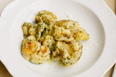 Запеченная цветная капуста с соусом из анчоусов