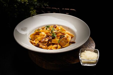 Фетучине с цыпленком и грибами