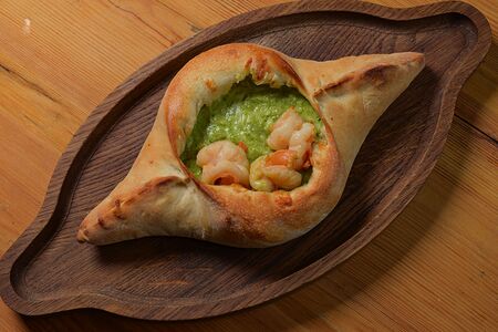 По-аджарски с креветками и шпинатом