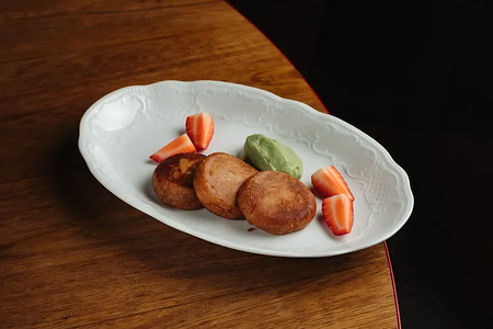 Сырники из топленого творога с фисташковым муссом