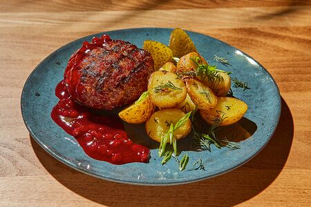 Бифштекс с брусничным соусом