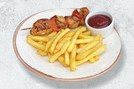 Куриный шашлычок с картофелем фри 