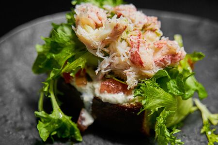 Бриошь с крабом, страчателлой и томатами