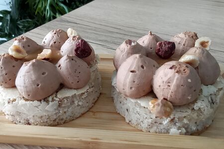 Пирожное фундук-карамель