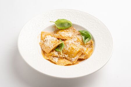 Равиоли с говядиной в сливочном соусе демиглас