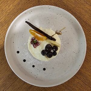 Павлова с кремом из маскарпоне и сезонными ягодами