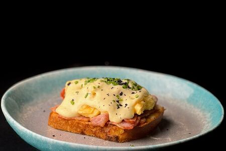 Бриошь с беконом, яичный скрэмбл, голландский соус