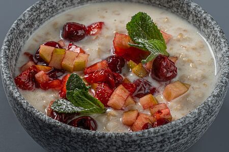 Овсяная каша с сезонными ягодами