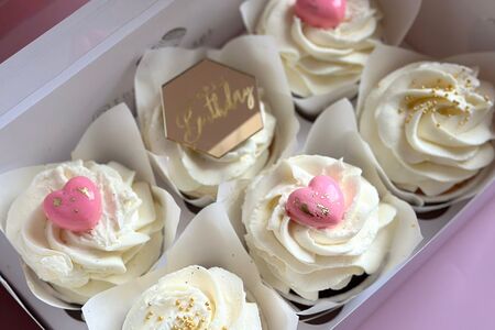 Капкейки с надписью HB с розовыми сердечками 