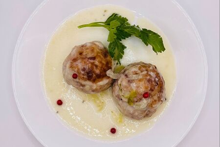 Тефтели мясные в грибном соусе 