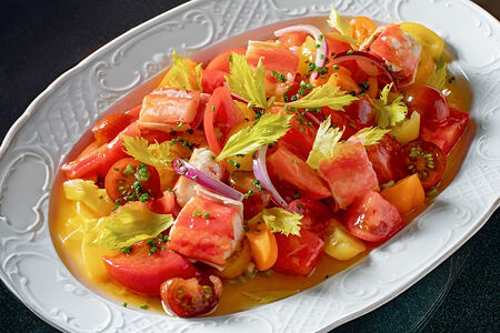 Краб по-каталонски, томаты и красный лук