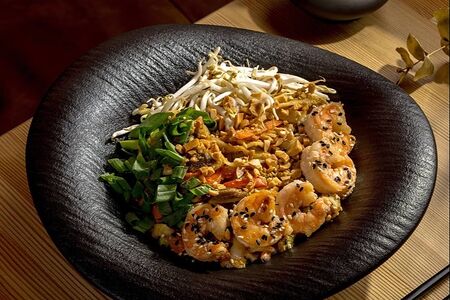 Лапша с креветками в карри-соусе