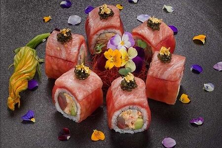 Ролл из тунца еллоуфин, лакедры, краба и о-торо с острым соусом