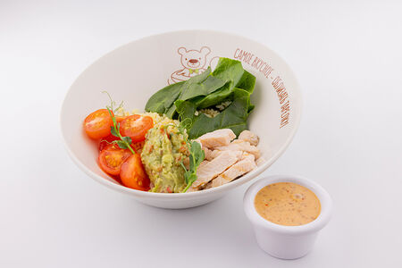 Боул с индейкой, булгуром, томатами, гуакамоле, чили и ореховым оусом