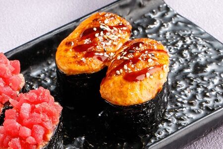 Запеченные суши с тунцом