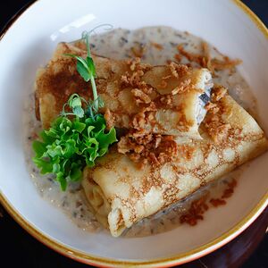 Блинчики с курицей и грибами в соусе из белых грибов