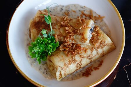 Блинчики с курицей и грибами в соусе из белых грибов