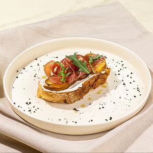 Брускетта с пармским окороком