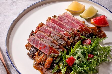 Тунец обжаренный с тушеными баклажанами