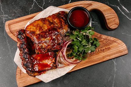 Свиные ребрышки Патронташ под фирменным соусом