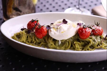 Зеленая паста с вялеными томатами черри и сыром буррата