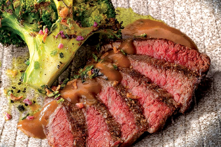 Стейк мясника с брокколи