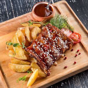 Ароматные свиные рёбрышки BBQ с картофельными дольками