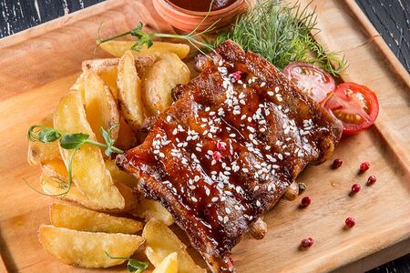 Ароматные свиные рёбрышки BBQ с картофельными дольками