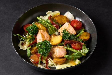 Салат с лососем, молодым картофелем, зеленой фасолью и соусом ткемали