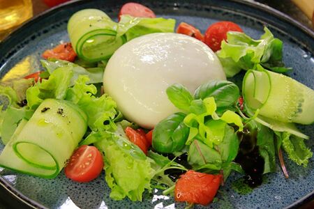 Салат с бурратой