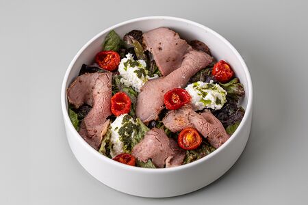 Салат с ростбифом и страчателлой