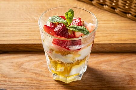 Мацони с клубникой, медом и грецкими орехами