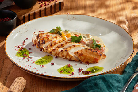 Стейк из куриного филе под сливочной сальсой и кинзой