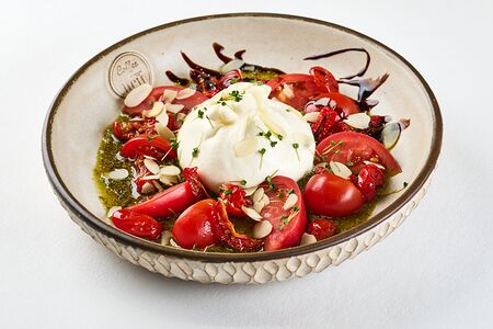 Буррата с тремя видами томатов