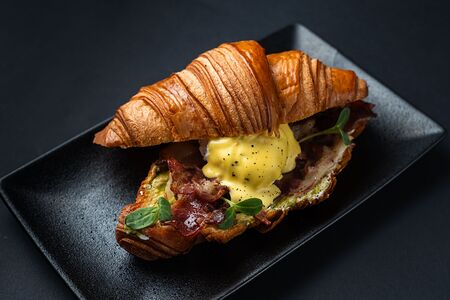 Яйцо Бенедикт с беконом и авокадо