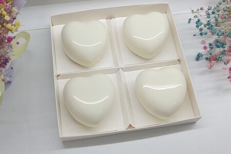 Муссовые пирожные ассорти белые к чаепитию в подарок