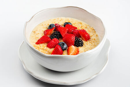 Каша овсяная с ягодами