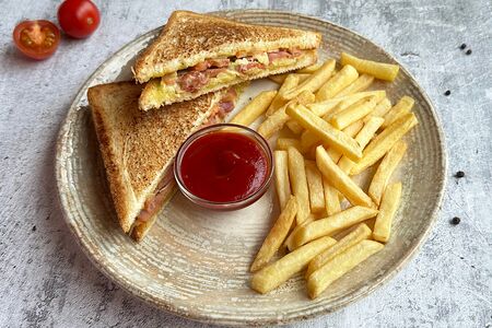 Клаб-сэндвич с хрустящим беконом