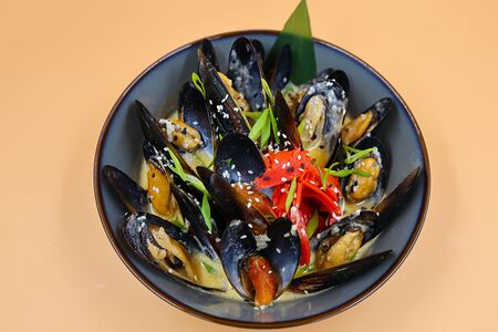 Голубые мидии в соусе том ям