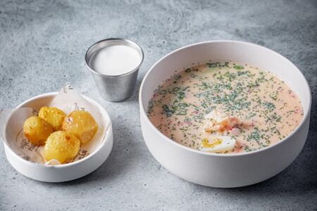 Окрошка на кефире с крабом