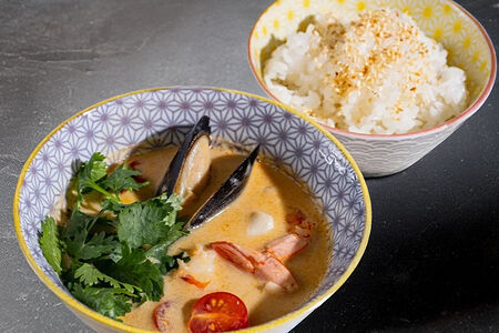 Том ям с морепродуктами и грибами шимеджи