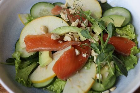 Салат с лососем и соусом кешью