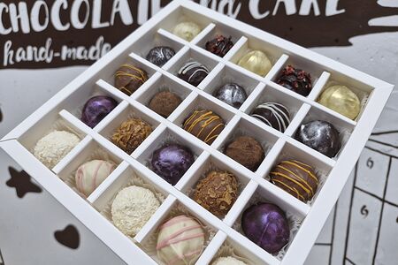 Большой подарочный набор 25 сырных конфет ручной работы ассорти в белой упаковке