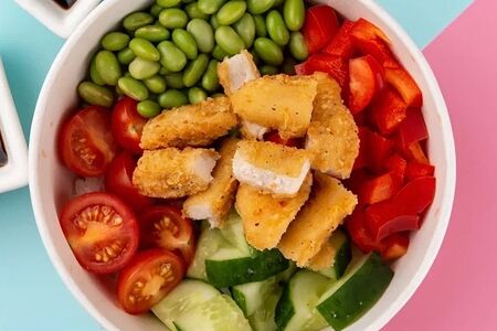 Поке с куриными стрипсами