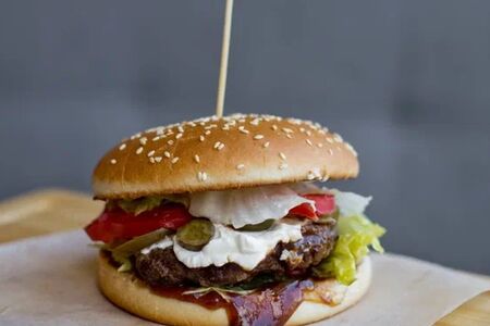 Бургер с говядиной и халапеньо