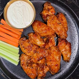 Крылышки баффало с овощами и соусом ранч