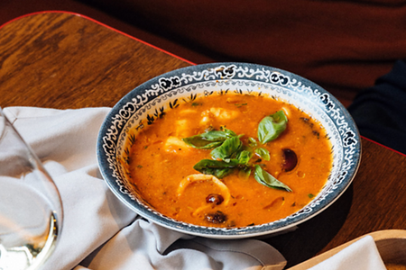 Томатный суп с морепродуктами