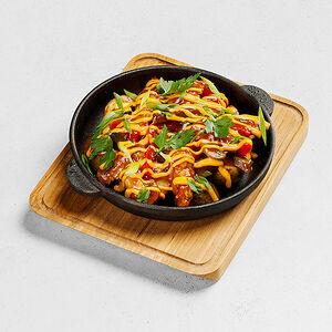 Скоблянка с говядиной и свининой под соусом чеддeр