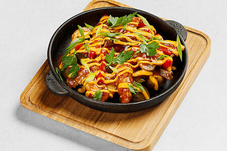 Скоблянка с говядиной и свининой под соусом чеддeр