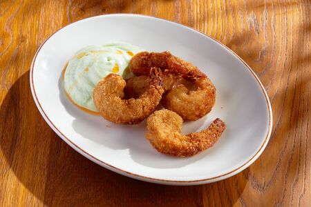 Тигровые креветки в панировке с соусом сливочный васаби